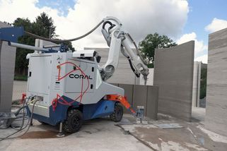 Místo zedníků robot. U Berouna staví 3D tiskárna rodinný dům, za deset let má jít o běžnou praxi - Novinky